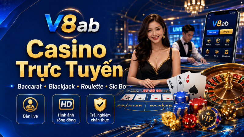 Dealer nữ tại bàn casino trực tuyến với smartphone hiển thị app, các chip và bài trên bàn